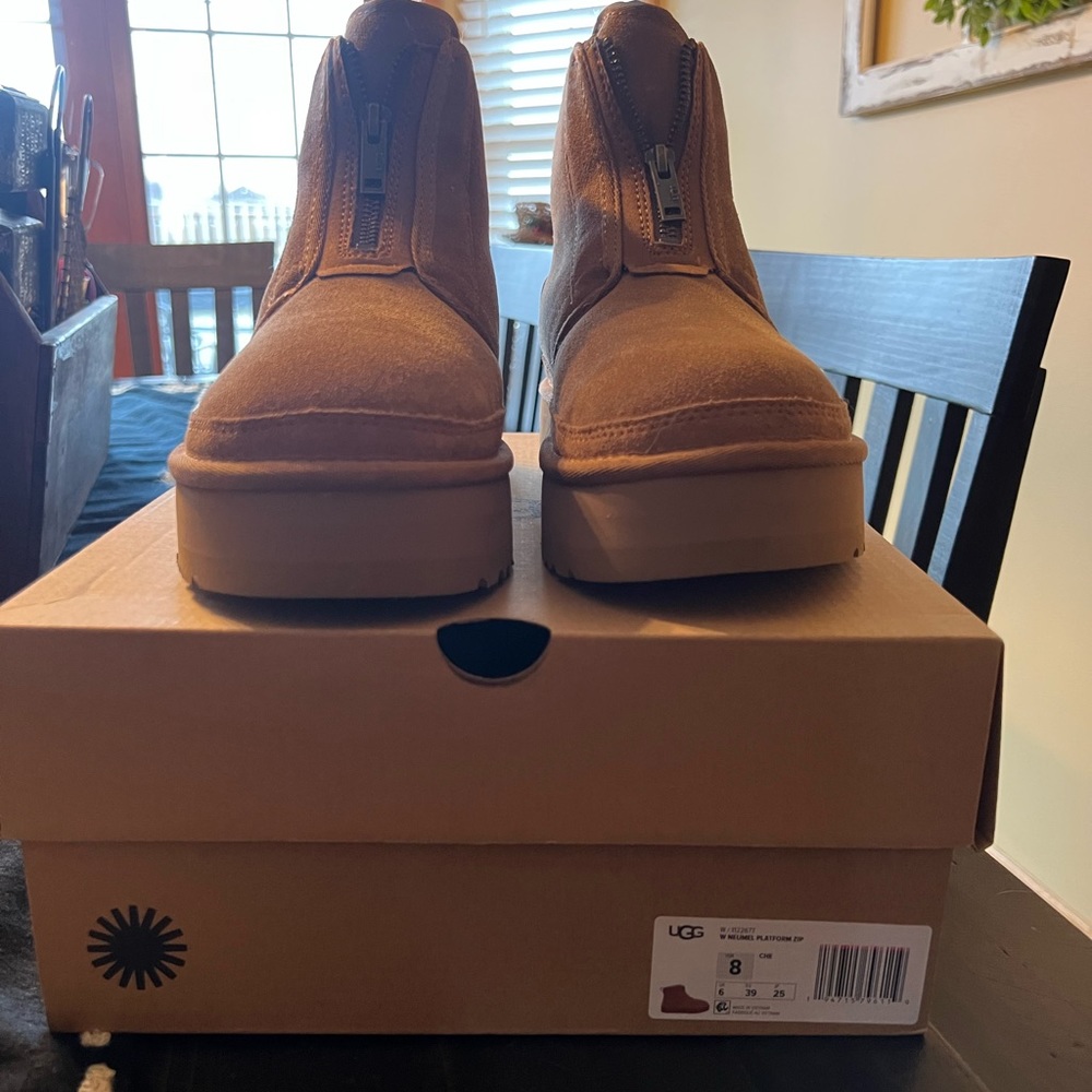 Brand new never worn UGG Neumel Platform Zip Boots size 8
